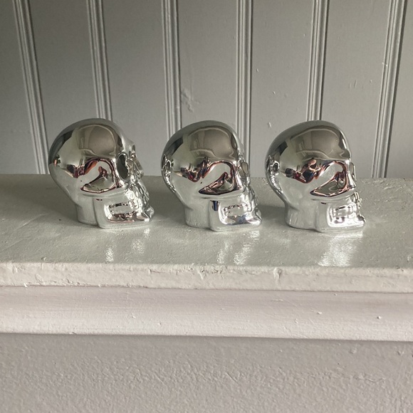 NWT Set of 3 Ceramic- Silver Pearl Finish Halloween Skull 💀 Decorations - Picture 11 of 17